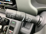 フロントとリアのワイパー操作をまとめて行えるレバーです。表示がレバー上に記されており、雨天時にも操作内容を確認しやすく、視界確保をサポートします。