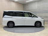 パノラミックビューモニター(床下透過表示機能付)☆車両を上から見たような映像をディスプレイオーディオ画面に表示。運転席からの目視だけでは見にくい、車両周辺の状況をリアルタイムでしっかり確認できます。