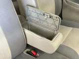 【フロントセンターアームレスト(ボックス付き)】運転席と助手席の間には、小物が収納できるボックス付のアームレストが装備!必要な物をぱっと取り出せて車内もスッキリです♪