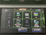 オーディオ画面にはiPod、USB、SD、ラジオなどの選択肢が並びます。音楽の再生方法を画面で見比べて選びやすく、普段お使いのメディアに合わせて活用いただけます。