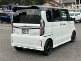 狭い駐車場でも、スライドドアならチャイルドシートへのお子さまの乗降や荷物の積載もスムーズ。とても便利な【両側電動スライドドア】ドアハンドを少し引くだけでリアドアが自動開閉します。
