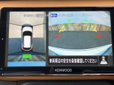 後方の映像に加えて車両周辺の様子も画面で確認でき、駐車時の安全確認をサポートします。ガイド表示を目安に後退できるため、駐車枠へ車を入れる場面でも役立ちます。