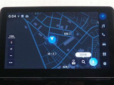 ディスプレイオーディオ(コネクティッドナビ対応)PLUS搭載。T-Connectご契約で2028年6月まで無償で利用できるナビ(期限到来後は有償)と、解約後も利用できる車載ナビが搭載されています。