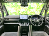 運転席まわりは視界が広く、前方や左右の確認がしやすいレイアウト。フロントシートはゆったりと座れる形状で、同乗者も開放感を味わいながら過ごせる空間です。