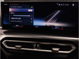 【ⅰドライブナビゲーション】文字情報も鮮明に表示する高解像度カラーディスプレイを採用。視認性に優れた地図デザインと特徴的な建造物を目印にした描写表示で現在位置を把握できます。地図データの更新も可能です