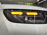 【LEDヘッドライト】悪天候や夜間走行時も良好な視界を確保し安心して運転できる高輝度LEDヘッドライトを装備!点灯速度が早く、消費電力も抑えられています。