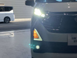夜間走行の様々な局面に対し、LEDヘッドランプで視認性をしっかり確保。ハロゲンヘッドランプのおおよそ2倍の光量で、広範囲に明るくドライバーをサポートしてくれます。