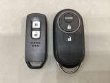 スマートキーを装備しています。鍵を差し込むことなくドアロックの開け閉めと、スタートボタン操作でのエンジンスタートができます。加えて、純正リモコンエンジンスターター用の操作キーもついています。