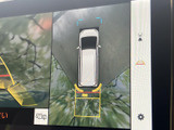 後方映像に加えて車両を上から見た表示も確認でき、駐車時に周囲の状況を把握しやすい構成です。画面表示を参考に、車庫入れや幅寄せを行う際に役立ちます。