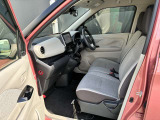 広々とした室内は運転しやすさと質感と機能を高めています。