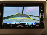 リバースギアに入れるだけで後方の表示へ切り替わります。夜間や雨の日の駐車も楽になりますよ。
