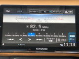 FMラジオの周波数や選局先が画面に表示され、聴きたい放送を確認しながら選べます。登録局も一覧で見やすく、日々の移動中にお気に入りの番組を楽しめる装備です。