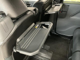 【格納式シートバックテーブル】車内でのお食事などで活躍♪カップホルダーも備えています。