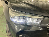 白く明るい光で夜間走行をサポートするLEDヘッドランプを搭載
