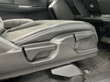 【サンバイザー】車内で身だしなみを整えるためのバニティミラーがセット。お化粧直しや髪型のチェックに活用できます。