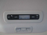 リヤ側にもオートエアコンを装備しております。車内の温度調整をより行い易くなっております。