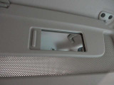 運転席側と助手席側にバニティミラーついていますちょっとした身だしなみが確認できます。