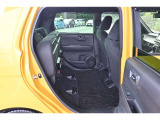 両席跳ね上げると 背の高い物も大丈夫 ベビーカーもすっとおける