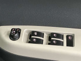 格納式リモコンドアミラーと、パワーウィンドウマスタースイッチです。車内の換気も運転席から簡単に行えます。