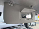 サンバイザーに鏡がついてますので車から降りる前に身だしなみチェック出来ます。