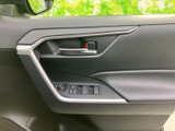 ドア側に窓の操作スイッチやミラー調整部がまとまり、運転席から手を伸ばしやすい配置です。各スイッチの場所を見分けやすく、日常的な操作にも便利です。
