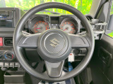 インテリアに合わせたデザインのステアリングは、運転される方のことも考え、運転しやすい形状、大きさです。是非一度、実際に触ってお確かめください。