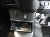【センターロアボックス】車内に置いておきたい小物を収納するのに便利です。