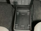 センターコンソールはバックが置きやすいトレイ型となっております。