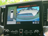 後方の映像に加え、車両周辺を上から見た表示も確認できます。駐車時に周囲の状況を把握する際に役立ち、画面のガイド表示も目安にしながら、落ち着いて位置を調整できます。