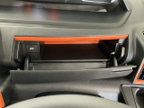 【インパネアッパーボックス】サッと取り出せてサッとしまえる、運転席の目の前にはボックスが装備されております!薄型のボックスティッシュなど収納可能☆
