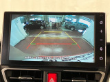 【バックカメラ】 駐車時に車両後方の様子を見ることができるので、運転の不安を軽くします。