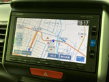地図が画面いっぱいに表示され、周辺の道路や現在地を確認しやすい案内画面です。行き先を探すときや初めての場所へ向かう際にも、ルートの把握をサポートしてくれます。