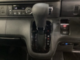 CVT車のセレクトレバーです。低速から高速まで、変速ショックのないスムーズな走りと、エンジン効率のよい領域を維持して燃費にも貢献します。サイドブレーキはスイッチ操作の電子制御パーキングブレーキです。