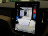 【360&deg;ビューカメラ】4台の高解像度カメラで360度の鳥瞰図を表示。隣の車や壁、死角にある障害物などを画面で確認できるため、狭いスペースでの駐車・出入りも安心です。