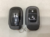 スマートキーを装備しています。鍵を差し込むことなくドアロックの開け閉めと、スタートボタン操作でのエンジンスタートができます。スペアキーも同じものを用意しております。