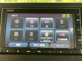音楽ソースや交通情報などを選べる画面で、アイコンと文字が見やすく整理されています。停車時にテレビ視聴を楽しむ際も、画面の切り替えや選択項目を確認しやすい構成です。