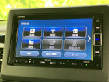 高精細な画面で、運転に必要な情報がひと目で確認できます。使いやすいインターフェースで、快適なドライブをサポートします。