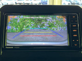 後方の様子を画面で確認でき、駐車時に周囲を把握するための目安として活用できます。距離感を確認しながら車庫入れや後退を行いたい場面で、目視と合わせて役立つ装備です。