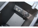 運転席と助手席の間のコンソールボックス内にも「USB電源&times;2」「電源ソケット」があります