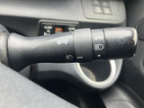 手元に操作ボタンがまとまり、運転姿勢を保ちながら各種操作に移りやすい配置です。メーター類も正面にあり、走行中の確認や日常の運転をサポートします。
