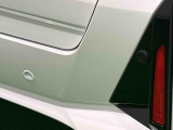 車の四隅にセンサーを施し死角になりやすい左右前後方向の障害物を感知することで、縦列駐車や車庫入れをサポートするコーナーセンサーが付いてます