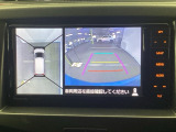 バックギアに入れますとご覧のような画像に自動的に切り替わります。車庫入れ時に役立ちます。