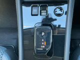 e-POWERならではのサイズの大きい電子制御シフトレバーです!快適なドライブを叶えるため、周囲にe-POWERモードスイッチをはじめ、プッシュパワースターターやEVモードスイッチなどを配置し操作性を高めています。