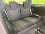 後席は左右に並ぶシートとヘッドレストを備え、同乗者が落ち着いて過ごせる空間です。窓から外の様子を確認しやすく、足元まわりもすっきりとまとまっています。