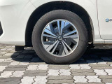純正アルミホイール。タイヤサイズは195/65R15です。