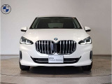 【キドニーグリル】BMWは約90年もの間、ほぼ全ての車両にひと目でBMWだと分かるこの特徴的なフロントグリルが備えられ、デザイン・アイコンとして親しまれてきました。