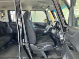 運転席の足元は広々としており、座席は大きく前後にスライド出来るので自分に合ったポジションで運転する事が出来ます。
