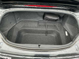 独立型トランク。2人分の荷物をしっかりと載せられること。それは「2シーターのオープンスポーツカー、マツダロードスター」であるために、初代からのゆずれない価値なのです。