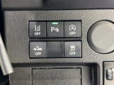 【車線逸脱警報機能】ブザー音とメーター表示で車線からのはみ出しを警報します。元の車線に戻す機能ではないため、警報後はご自身でステアリングを操作して下さい。