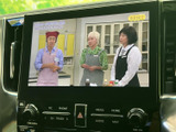 テレビ映像を画面で楽しめる装備です。停車中の休憩時間などに番組を視聴でき、車内で過ごすひとときをより快適に演出します。見やすい画面で、停車時の待ち時間にも便利です。
